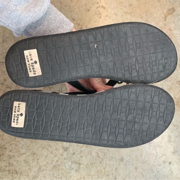 Kate Spade Black & White Wedge Flip Flops Size 9 - Picture 9 of 10